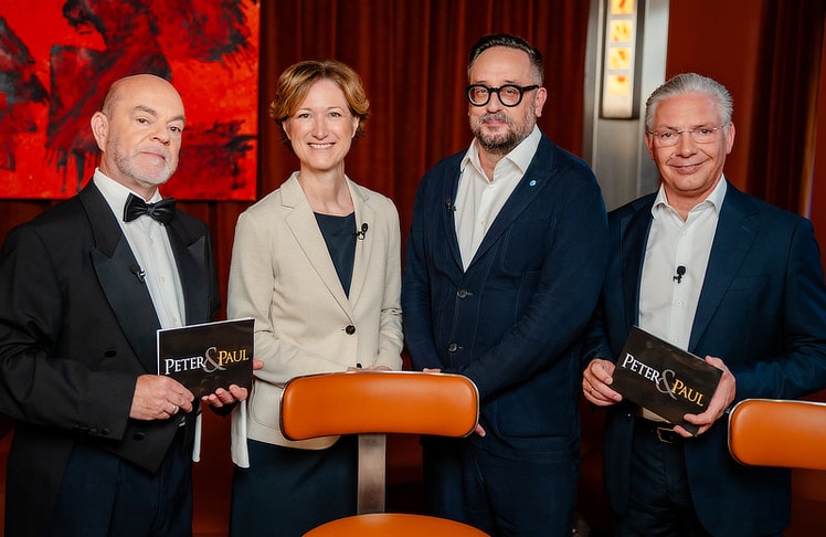 V.l.n.r.: Oberkellner Peter Müller, Katharina Koßdorff (Geschäftsführerin Fachverband Lebensmittelindustrie, WKO), Martin Schiefer (CEO Schiefer Rechtsanwälte) und Paul Leitenmüller (CEO Opinion Leaders Network).