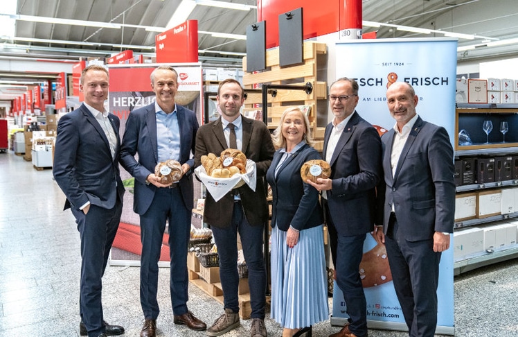 V.l.n.r.: Bernhard Prechtl (Geschäftsführer Finance Resch&Frisch), Manuel Hofer (Geschäftsleiter Einkauf, Category-Management und Finanzen bei Transgourmet), Georg Resch (Eigentümer und Geschäftsführer Resch&Frisch), Sabine Schgör (Geschäftsführerin Sales Resch&Frisch), Thomas Panholzer (Geschäftsführer Transgourmet Österreich) und Wolfgang Frießnegg (Geschäftsführer Operations Resch&Frisch).
