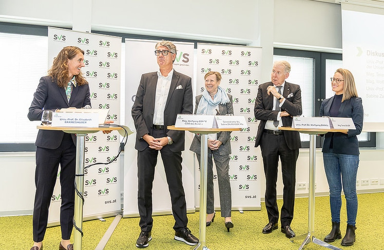 V.l.n.r.: Elisabeth Brameshuber (Professorin für Arbeits- und Sozialrecht, Universität Wien), Wolfgang Ebner (Chief Digital Officer des Bundes im Bundeskanzleramt), Sabine Zaussinger (stellvertretende Generaldirektorin SVS), Wolfgang Zankl (Rechtswissenschaftler) und Teresa Sauer (Projektmanagerin Verein fit4internet) bei der Podiumsdiskussion.