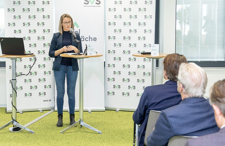 Teresa Sauer (Projektmanagerin Verein fit4internet) präsentierte Studienergebnisse zu digitalen Kompetenzen im Gesundheitsbereich.