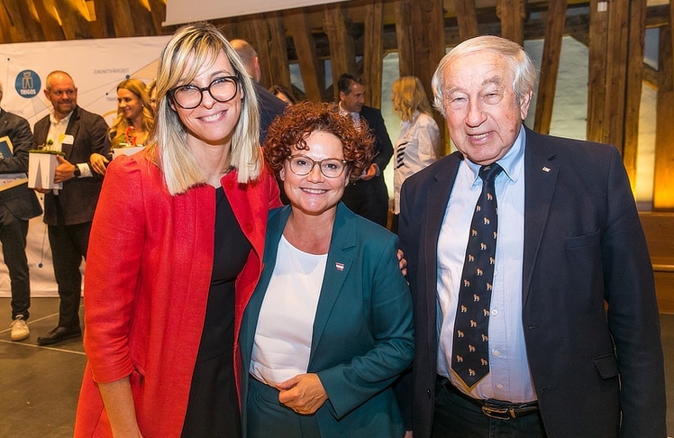 V.l.n.r.: Nadina Ruedl ("Die Pflanzerei"), Staatssekretärin Elisabeth Zehetner und Gerald Schöpfer (Präsident des Österreichischen Roten Kreuzes)