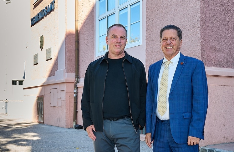 V.l.n.r.: Andreas Graf-Matzner, Country Manager von CloudHQ, und Bürgermeister Fritz Blasnek.