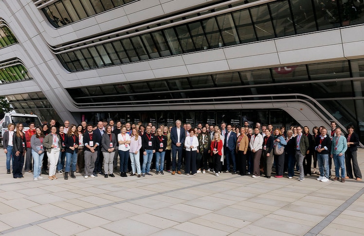 Staatssekretärin Elisabeth Zehetner (Mitte) mit Vertreter:innen österreichischer Universitäten und Fachhochschulen beim ECN-Treffen an der WU Wien.