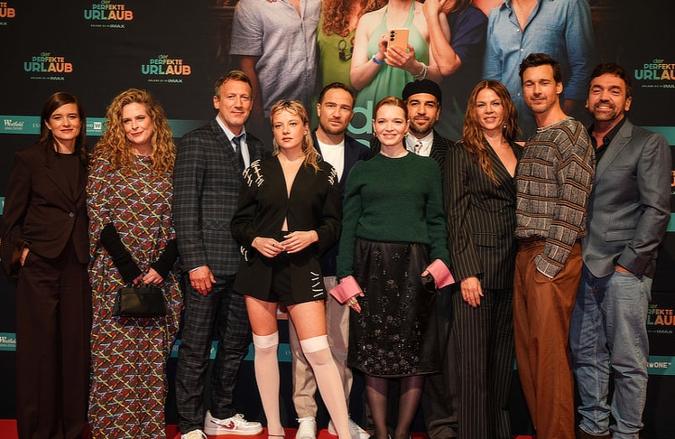 V.l.n.r.: Produzentin Lena Schömann, Diana Amft, Wotan Wilke Möhring, Jella Haase, Frederick Lau, Karoline Herfurth, Elyas M'Barek, Jessica Schwarz, Florian David Fitz und Regisseur Bora Dagtekin.