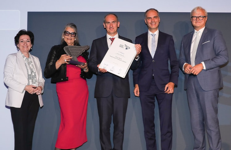 V.l.n.r.: Margarete Kriz-Zwittkovits (Präsidentin der Wirtschaftskammer Wien), Dagmar Tumbaridis (Head of HR Austria, Otto Bock Healthcare Products), Andreas Eichler (Geschäftsführer, Otto Bock Healthcare Products), Markus Ritter (Head of Finance, Otto Bock Healthcare Products) und Ricardo-José Vybiral (CEO, KSV1870 Holding AG). © Günther Peroutka