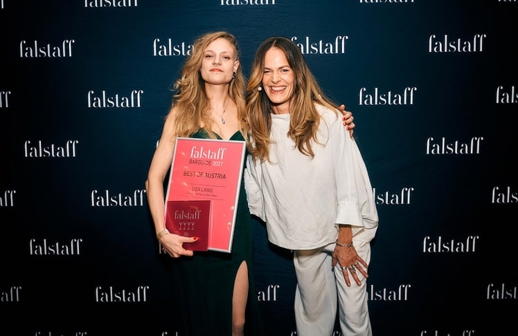Lisa Laing (l.) wurde zur Barfrau des Jahres gekürt – eine Auszeichnung, die Berit Glaser (r.) im Vorjahr erhalten hatte.