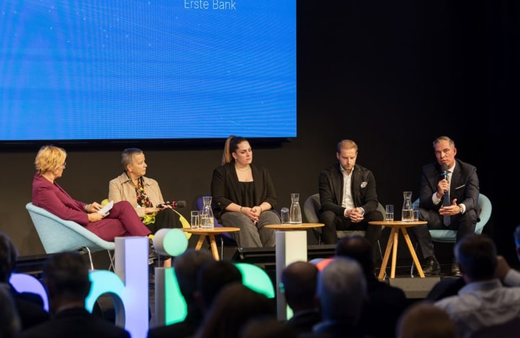 V.l.n.r.: Birgit Fenderl, Angelika Sommer-Hemetsberger, Miriam Zauner-Brutter, Michael Schranz und Daniel Rath am Podium