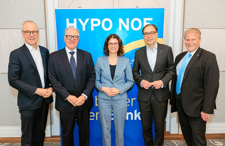 HYPO NOE Vorstand Wolfgang Viehauser, OeKB-Vorstand Helmut Bernkopf, CFO der AMAG Austria Metall AG Claudia Trampitsch, HYPO NOE Bereichsleiter Unternehmen Markus Pieringer und HYPO NOE Finanzierungsexperte Manfred Seyringer.