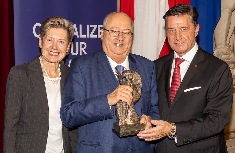 V.l.n.r.: Sylvia & Hannes Bardach (Aufsichtsratsvorsitzender, Frequentis AG) mit Gerhard Hrebicek (President, European Brand Institute).