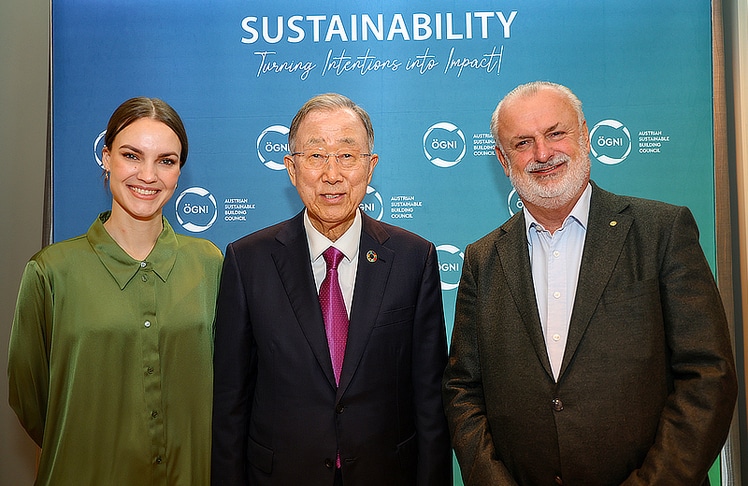 V.l.n.r.: Louisa Schneider (Klimajournalistin), Ban Ki-moon (ehemaliger UN-Generalsekretär) und Peter Engert (ÖGNI-Geschäftsführer) © LEADERSNET/G. Langegger