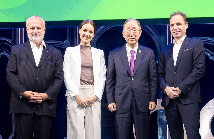 V.l.n.r.: Peter Engert (ÖGNI-Geschäftsführer), Louisa Schneider (Klimajournalistin), Ban Ki-moon (ehemaliger UN-Generalsekretär) und Andreas Köttl (ÖGNI-Präsident) © LEADERSNET/C. Mikes