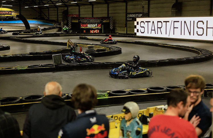 Beim Charity Kart Race 2026 des Rotary Club Vienna International in Langenzersdorf gingen zahlreiche Teilnehmer:innen für den guten Zweck an den Start.