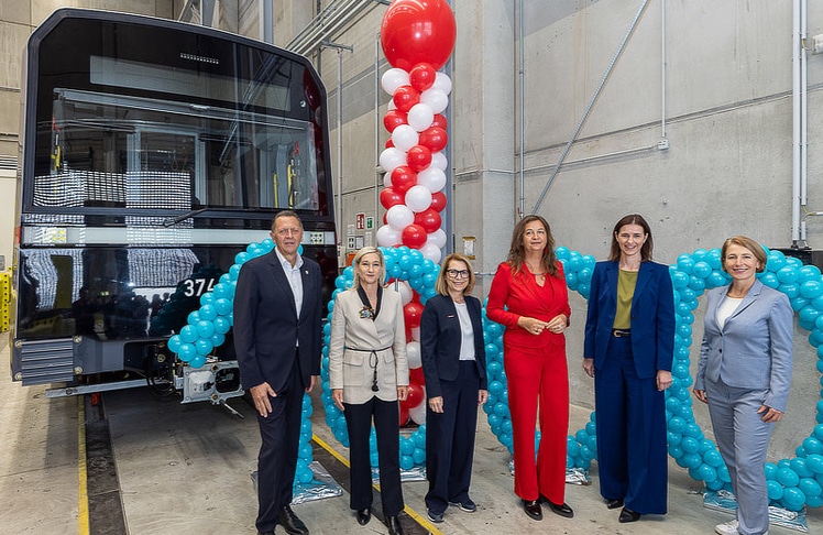 V.l.n.r.: Thomas Steinhart (Bezirksvorsteher Simmering), Monika Unterholzner (stellvertretende Generaldirektorin der Wiener Stadtwerke), Alexandra Reinagl (Vorsitzende der Geschäftsführung der Wiener Linien), Ulli Sima (Mobilitätsstadträtin der Stadt Wien), Tanja Kienegger (Geschäftsführerin von Siemens Mobility Austria) und Gudrun Senk (Geschäftsführerin der Wiener Linien).