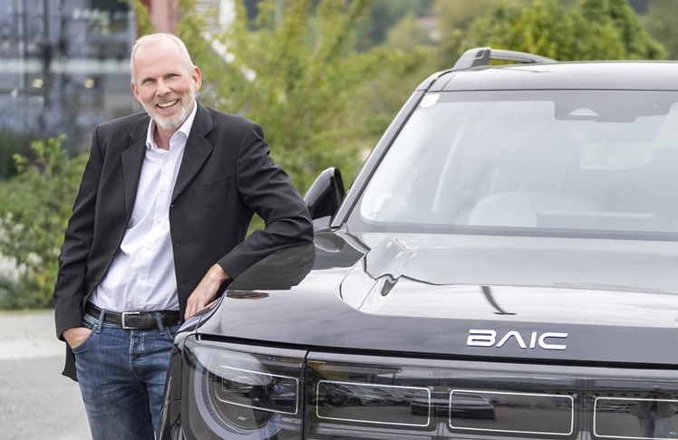 RB Motors-Geschäftsführer Werner Brunner mit einem Modell (BJ 30) der Marke BAIC.