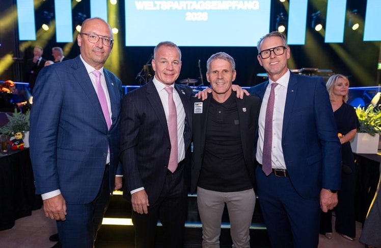 V.l.n.r.: RLB OÖ-Generaldirektor Reinhard Schwendtbauer, LASK-CEO Siegmund Gruber und Trainer Didi Kühbauer und RLB OÖ-Generaldirektor-Stellvertreter Stefan Sandberger 