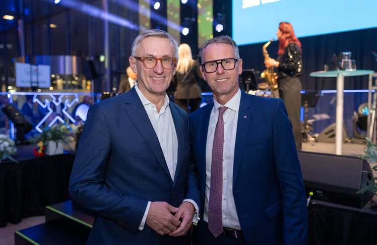 V.l.n.r.: Rosenbauer-CEO Robert Ottel und RLB OÖ-Generaldirektor-Stellvertreter Stefan Sandberger