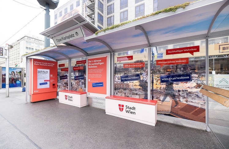 Der in die Wartehalle integrierte Automat verbindet ein Wohnquiz am Touchscreen mit der Ausgabe von 0,5-Liter-Getränkeflaschen.