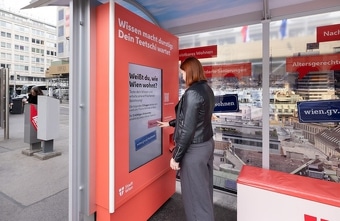 Stadt Wien und Gewista lassen Passanten Wohnwissen gegen Getränke tauschen