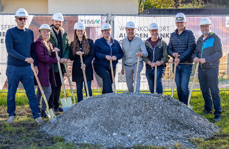 V.l.n.r.: Herwig Bertsch (Zima), Bettina Praprotnik und Alexander Egg, Marina Schnetzer, Doris Pozetti (zukünftige Fend8 Bewohnerin), Christian Schenk (Zima), Nore Pozetti (zukünftiger Fend8 Bewohner), Günter Summer (Nägele Hoch- und Tiefbau GmbH), Helmut Gartler beim Spatenstich von "Fend8" (Zima) © Zima