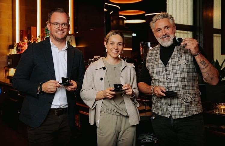 V.l.n.r: Timo Sommerauer, Marlene Drack (Nussbaumer Kaffee) und Roland Trettl (Spitzenkoch & Cupra-Markenbotschafter)