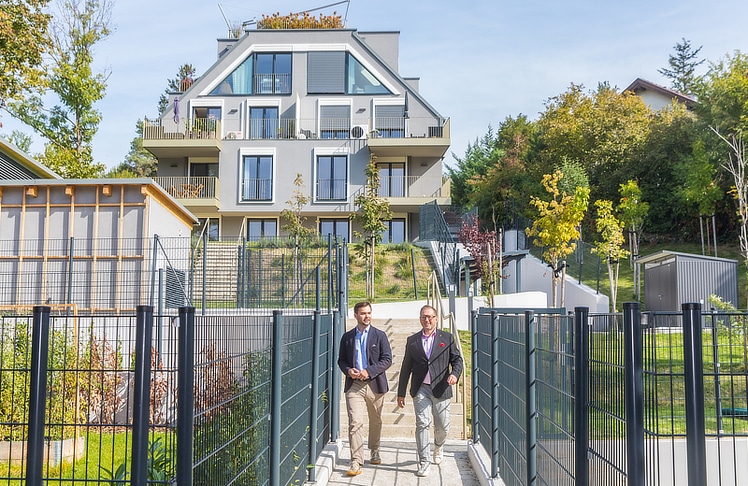 Nico Marschall (links) und Friedrich Csörgits vor dem Wohnprojekt Krottenbachstraße 182 © LEADERSNET/D. Mikkelsen