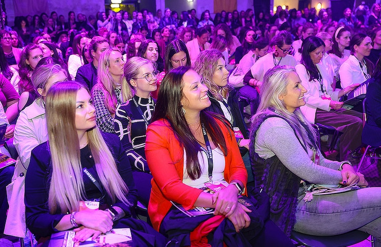 Mehr als 70 Speaker:innen und rund 2.000 Besucher:innen kamen in der Ottakringer Eventlocation zusammen. © LEADERSNET / G. Langegger