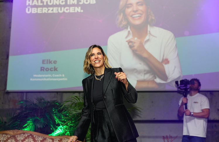 Kommunikationsexpertin Elke Rock sprach in ihrer Keynote darüber, wie man im Job mit Worten und Haltung überzeugt. © LEADERSNET / G. Langegger