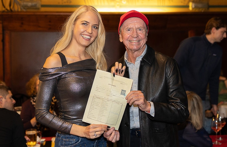 Sängerin und Model Beatrice Turin mit "Mister Ferrari" Heribert Kasper. © LEADERSNET / R. Brunhölzl