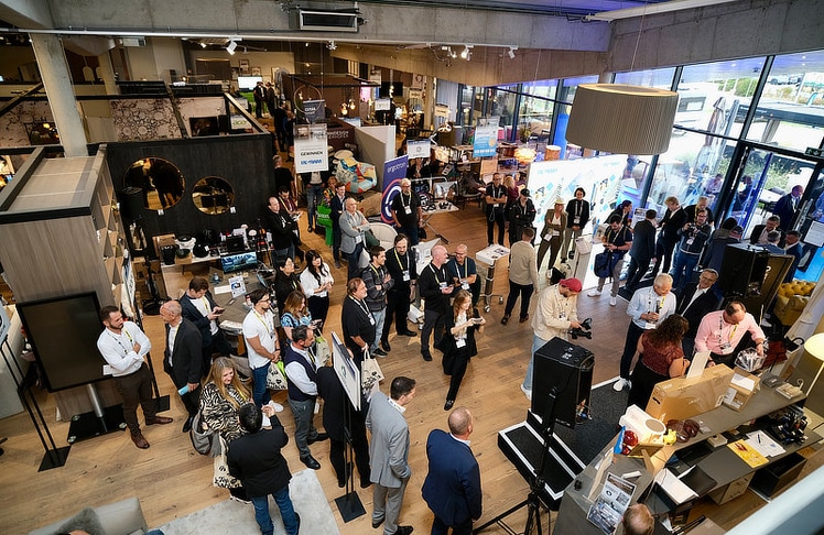 Rund 350 Gäste kamen in der Design Base von Wohndesign Maierhofer zusammen, wo sich 30 Hersteller und Solution Partner präsentierten.