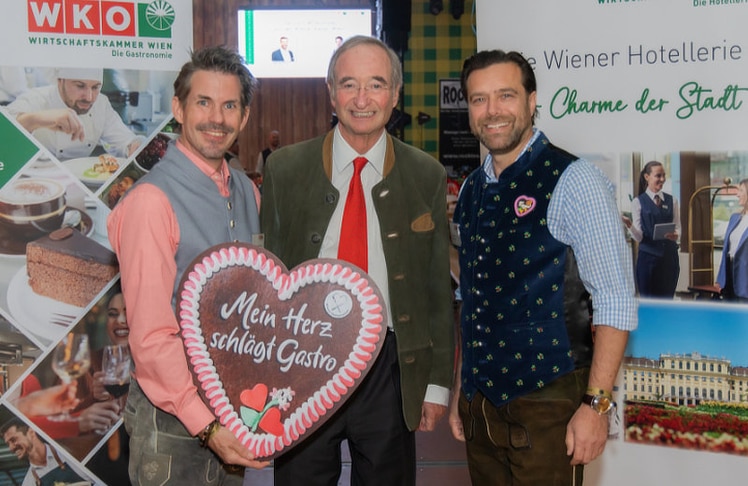 V.l.n.r.: Thomas Peschta (Obmann, Fachgruppe Gastronomie WKW), Christoph Leitl (Ehrenpräsident, WKO) und Felix Neutatz (Obmann, Fachgruppe Hotellerie WKW).