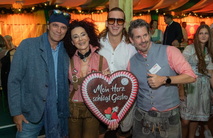 V.l.n.r.: Martin Sonnleitner (Contemporary PoP Artist), Christina Lugner (Society-Lady), Erik Seidl alias Satansbratan (Entertainer & Content Creator) und Thomas Peschta (Obmann, Fachgruppe Gastronomie WKW).