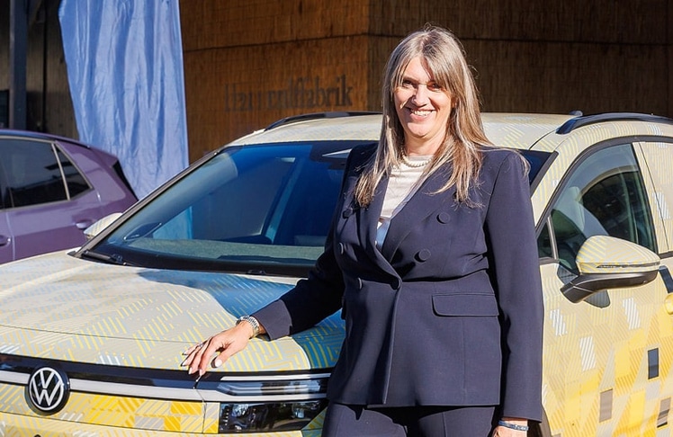 Gudrun Zeilinger, Markenleiterin Volkswagen Pkw Österreich, vor dem noch leicht getarnten ID. Tiguan