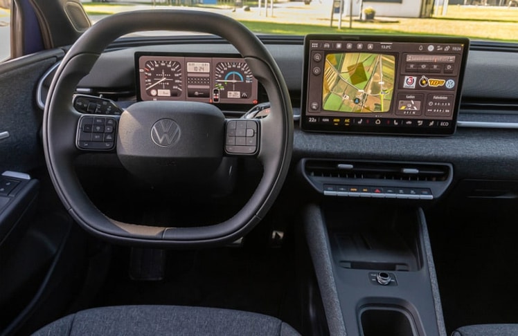 Im Cockpit gibt es wieder physische Tasten (Lenkrad & Mittelkonsole) und gelungene Retro-Anzeigen am digitalen Kombiinstrument.
