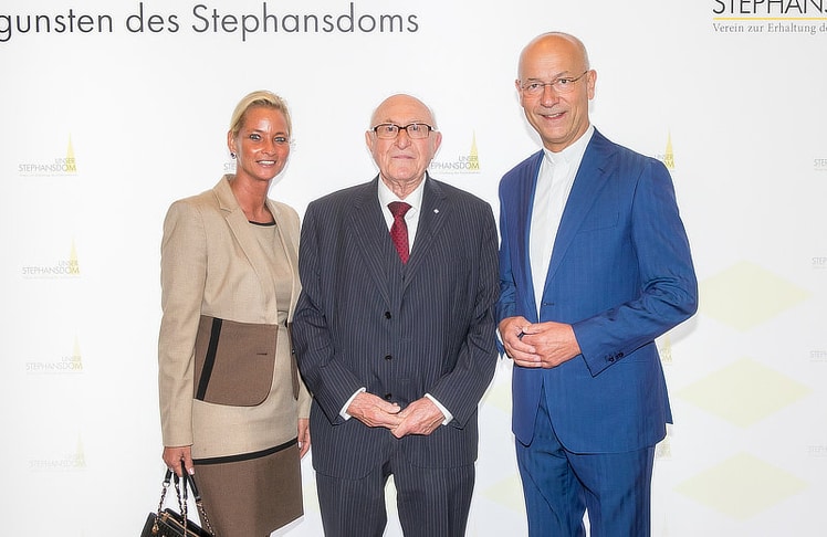 Dompfarrer Toni Faber (r.) mit Begleitung Natalie Nemec und Günter Geyer (Obmann Verein "Unser Stephansdom").