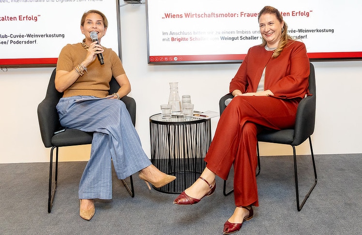 Moderatorin Sonja Kato (l.) sprach mit Vizebürgermeisterin Barbara Novak über die Wiener Stadtfinanzen, die internationale Präsenz der Stadt und die Rolle von Frauen in der Wirtschaft.
