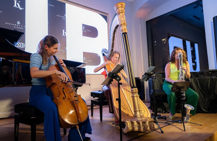Für musikalische Unterhaltung sorgte unter anderem das Trio Trianima mit (v.l.n.r.) Marilies Guschlbauer (Violoncello), Isabel Goller (Harfe) und Johanna Gossner (Klarinette).