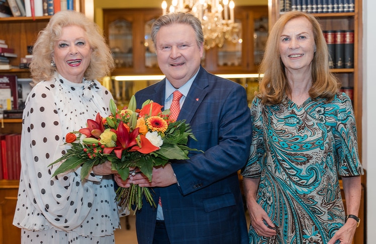V.l.n.r.: Operetten-Diva Birgit Sarata mit Wiener Bürgermeister Michael Ludwig und dessen Ehefrau Irmtraud Rossgatterer.