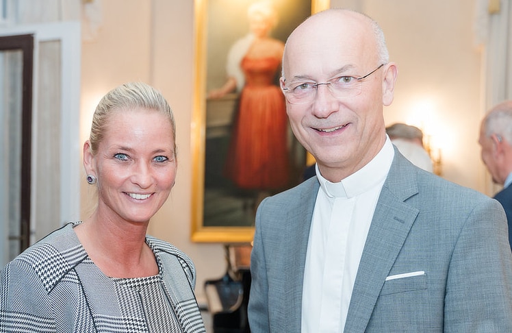 Toni Faber (Dompfarrer St. Stephan) mit Langzeitbegleitung Natalie Nemec.