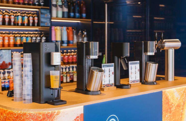 Beim Wiener Halt der Sodastream-Roadshow im MuseumsQuartier wurde die Ultimate Multi Drink gemeinsam mit weiteren Modellen des Herstellers präsentiert. © Florence Metzler