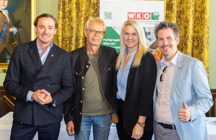 V.l.n.r.: Stephan Oefner (General Manager Gerstner K.u.K. Hofzuckerbäcker), Helmut Schneider (Chefredakteur Wienlive), Marie-Louise Prinz (Spartenobmann-Stvin., Sparte Tourismus & Freizeitwirtschaft WKW) und Thomas Peschta (Obmann Fachgruppe Gastronomie WKW).
