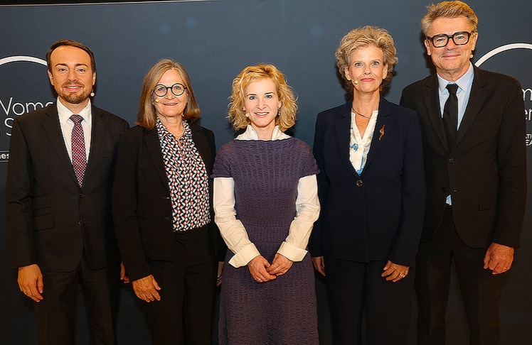 V.l.n.r.: Stefan Lindenthal (Country Coordinator und Market Director Luxe L’Oréal Österreich), Ulrike Diebold (Vizepräsidentin der ÖAW), Eva-Maria Holzleitner (Bundesministerin für Frauen, Wissenschaft und Forschung), Sabine Haag (Präsidentin der österreichischen UNESCO-Kommission) und Jean-Christophe Letellier (CEO L'Oréal DACH).