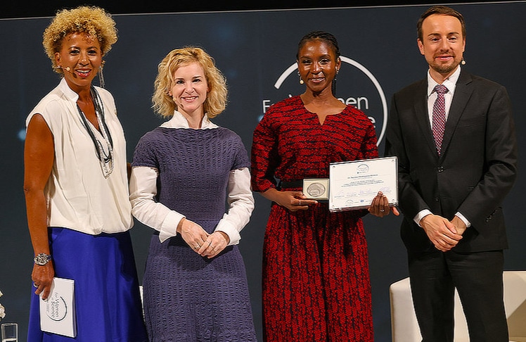 Noreen Mukhwana Mutoro (3.v.l.) arbeitet an einem digitalen Haaratlas, mit dem sich ostafrikanische Säugetierarten präzise bestimmen lassen. Arabella Kiesbauer (Moderatorin), Eva-Maria Holzleitner (Frauen- und Wissenschaftsministerin) und Stefan Lindenthal (Country Coordinator und Market Director Luxe bei L'Oréal Österreich) gratulierten.