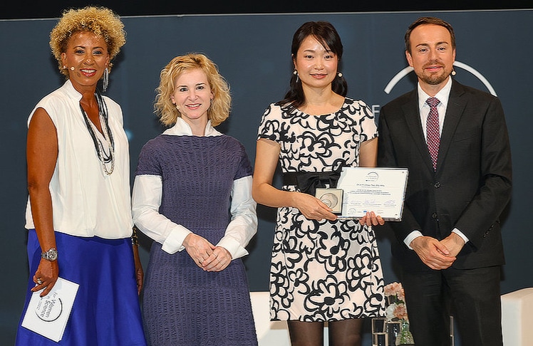 Yi-Chien Tsai (3.v.l.) hat einen KI-gestützten Ansatz entwickelt, mit dem sich das seltene kutane T-Zell-Lymphom von harmlosen Hautentzündungen unterscheiden lässt. Arabella Kiesbauer (Moderatorin), Eva-Maria Holzleitner (Frauen- und Wissenschaftsministerin) und Stefan Lindenthal (Country Coordinator und Market Director Luxe bei L'Oréal Österreich) gratulierten.