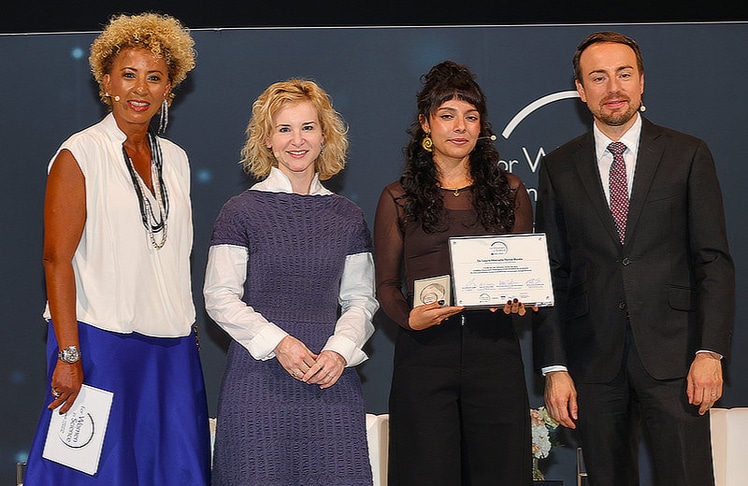 Laura Manuela Torres Borda (3.v.l.) untersucht, ob Veränderungen im Sozialverhalten von Pferden frühzeitig auf gesundheitliche Probleme hinweisen können. Arabella Kiesbauer (Moderatorin), Eva-Maria Holzleitner (Frauen- und Wissenschaftsministerin) und Stefan Lindenthal (Country Coordinator und Market Director Luxe bei L'Oréal Österreich) gratulierten.