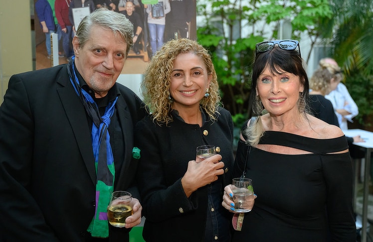 V.l.n.r.: Journalist Dieter Chmelar, Moderatorin Eser Akbaba und Brigitte Chmelar.
