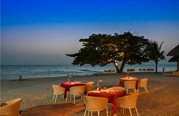 Bawe Island – Beach Dinner © kerrydebruyn