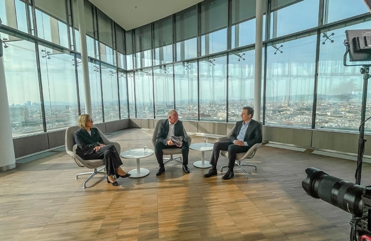 Gedreht wurde im Raiffeisen Haus am Donaukanal mit Blick über Wien