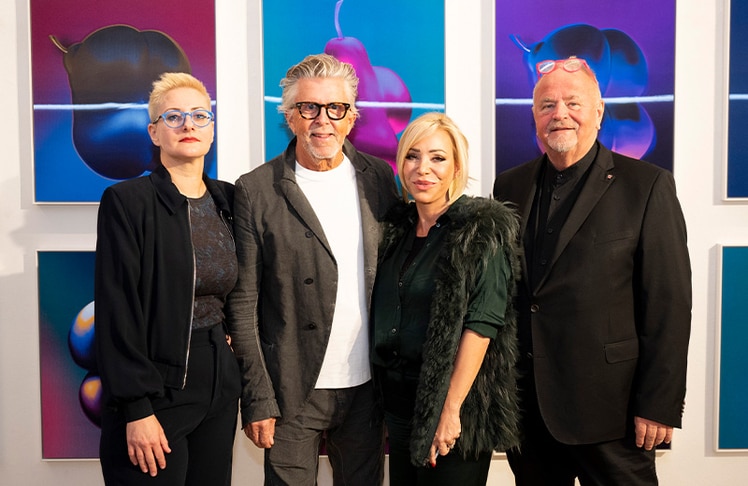 (V.l.n.r.) Mag.a Manuela Schlossinger (Leitung Galerie Reinisch), Gerhard Krispl (Leadersnet Art Herausgeber), Sabine Wiedenhofer (Künstlerin) und Helmut Reinisch (Galerist) © Nikki Pommer