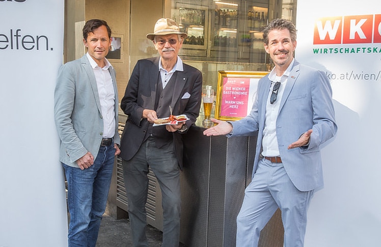 Auch Gastronom Josef Bitzinger (Mitte) nimmt heuer mit seinem Würstelstand bei der Albertina an der Aktion teil.
