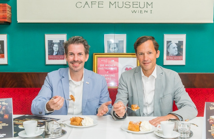 Im Café Museum, wo Thomas Peschta, Obmann Fachgruppe Wien der Gastronomie (l.), und Klaus Schwertner, Leiter Caritas Erzdiözese Wien, zur Pressekonferenz luden, werden für jedes verkaufte Stück Apfelstrudel im Aktionszeitraum 50 Cent gespendet.